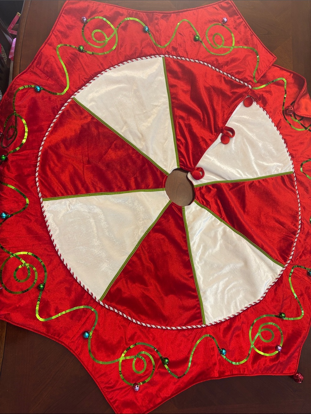 Festive Red and White Holiday Tree Skirt - Classic Christmas Decor